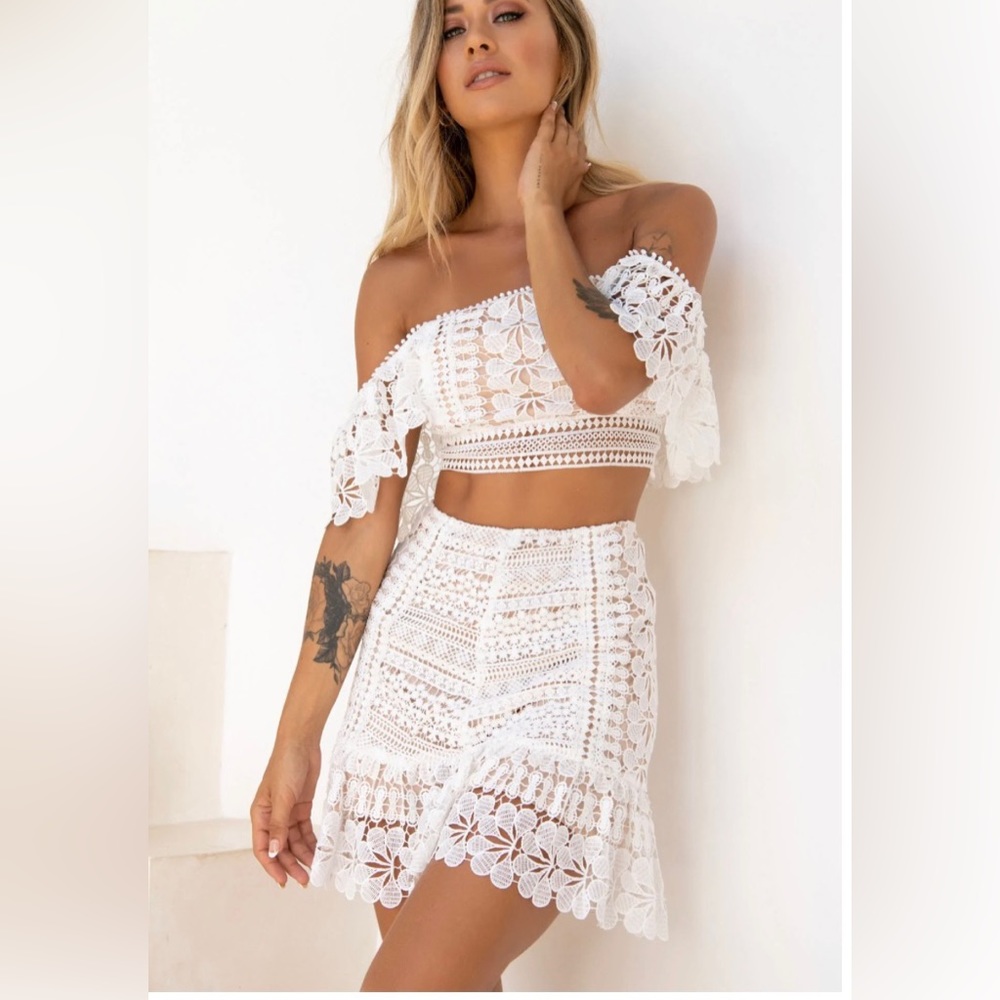 Selfie Leslie Tallulah Off-Shoulder Crochet Set.